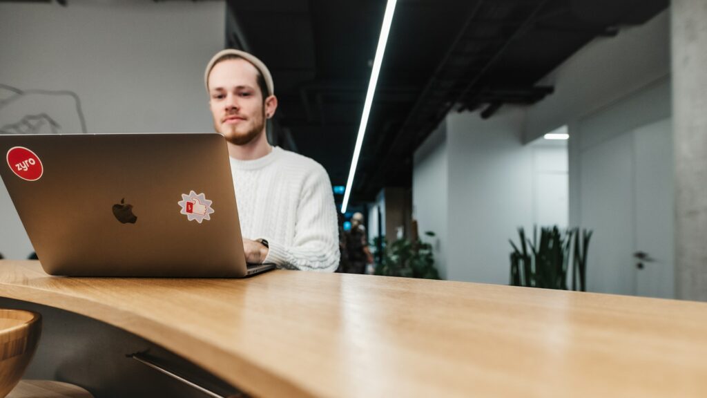 webmaster devant un mac